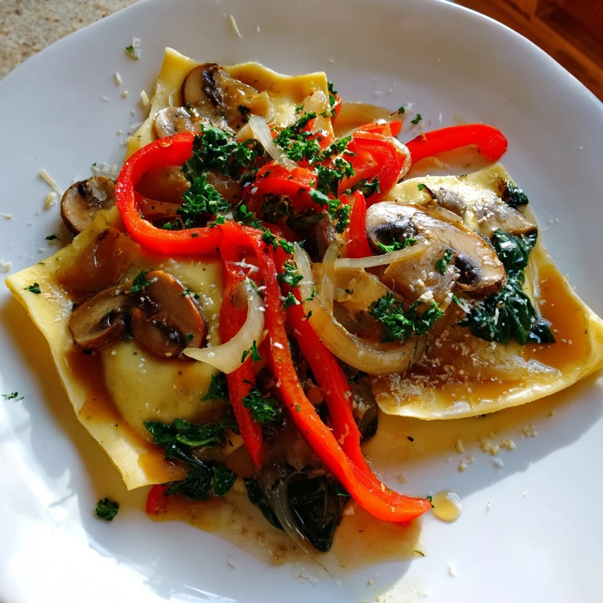 Schnelles und einfaches Maultaschen Skillet-Gericht mit goldenen Dumplings und Gemüse.  